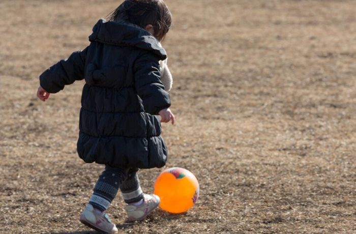 公園でボール遊びをする子ども