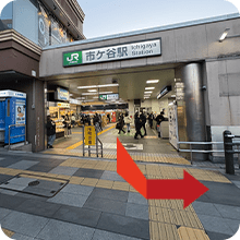 JR市ヶ谷駅を出て矢印の方向へ曲がります