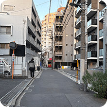 直進して左手に見えてきます